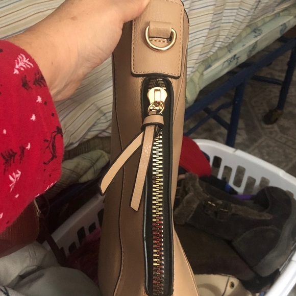 Elegant Tan Leather Shoulder Bag - Picture 7 of 9